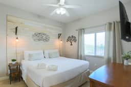 Sand Dollar Point - Pool, Bay, Hot Tub, 10 min to beach