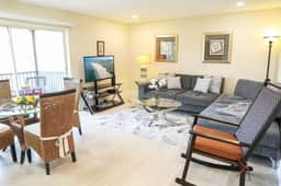 Top Balcony, Pool, 5 min to Beach @Sunnyside Palms
