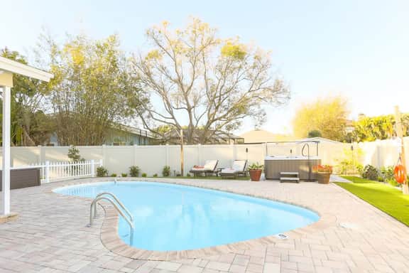 8 min Beach, Hot Tub, Pool & Games @ Snook Haven