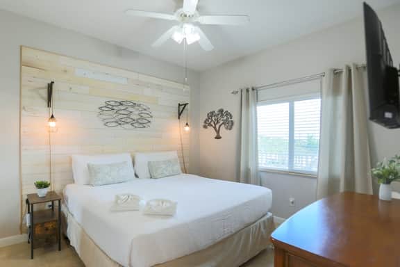 Sand Dollar Point - Pool, Bay, Hot Tub, 10 min to beach