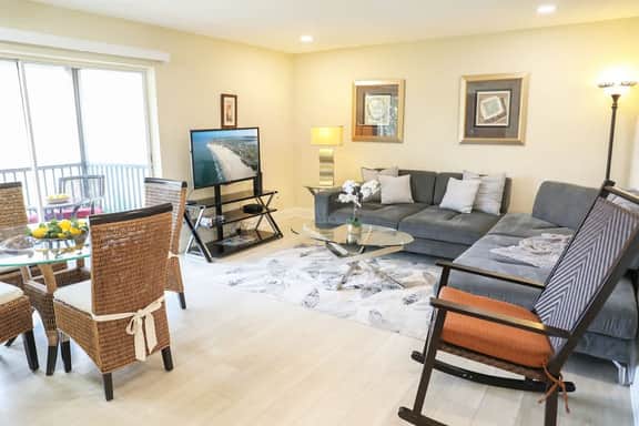 Top Balcony, Pool, 5 min to Beach @Sunnyside Palms