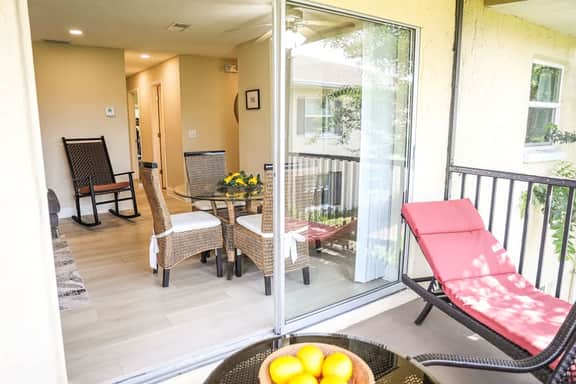 Top Balcony, Pool, 5 min to Beach @Sunnyside Palms