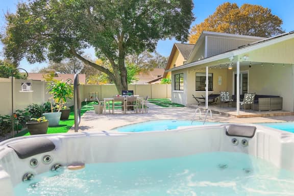 8 min Beach, Hot Tub, Pool & Games @ Snook Haven